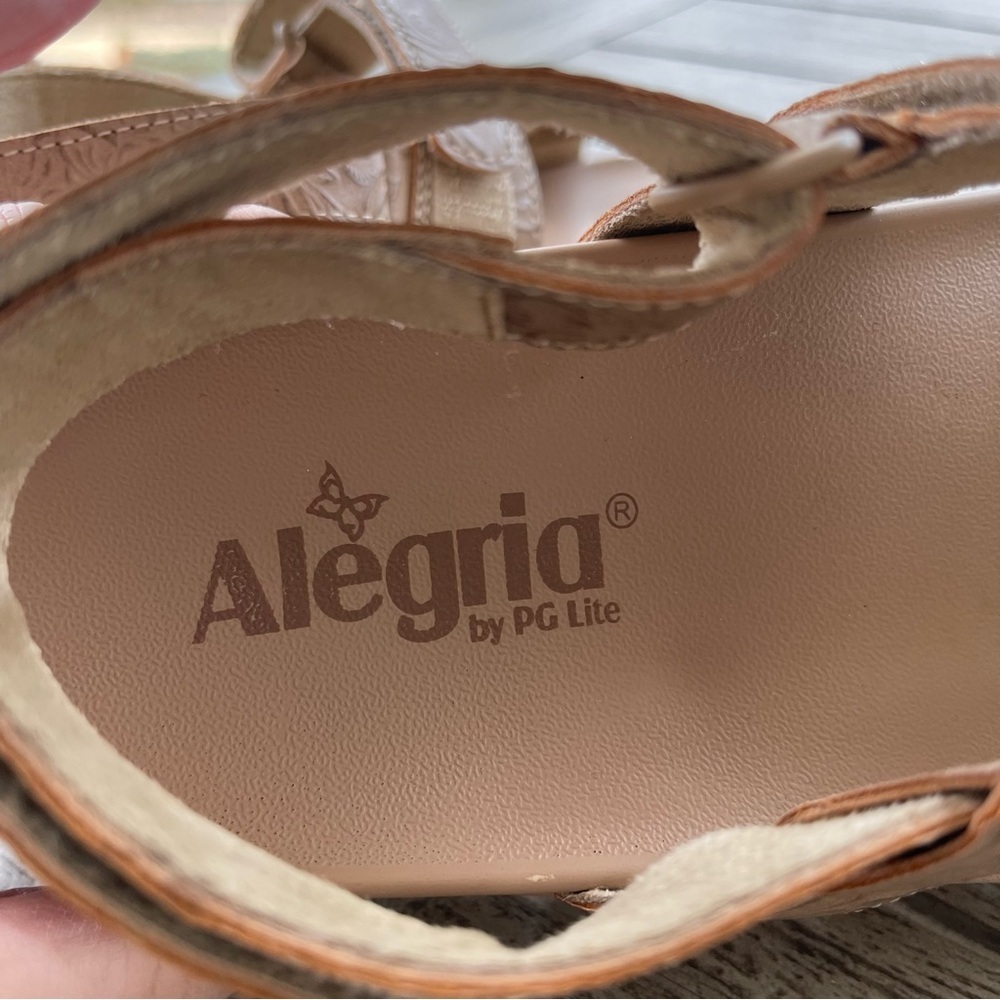 Alegria Henna Women's Embossed Beige Sandals Size 9.5/10 US 40 EU - Picture 7 of 9